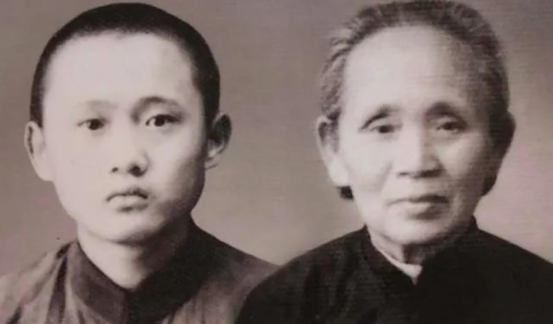 92年香港机场检测仪突然报警，安保拦住台湾律师，搜包后当即报警