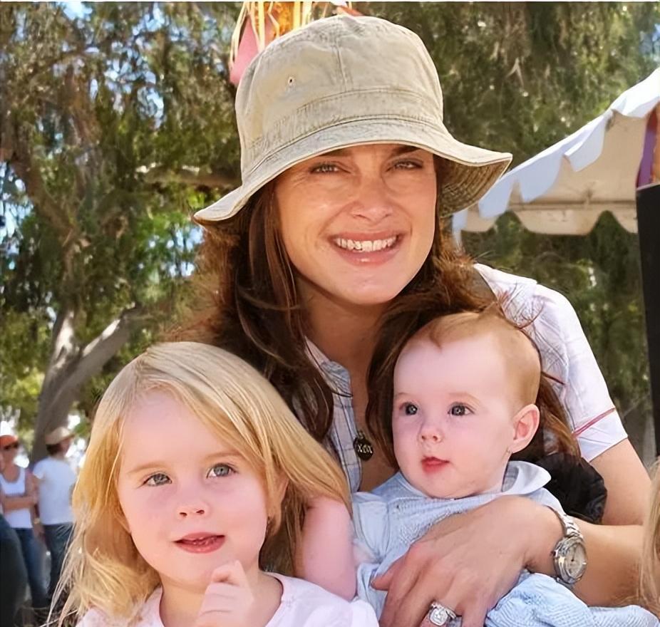 10岁全裸出镜，20岁声称自己仍是处女，“美国舒淇”的裸照风波