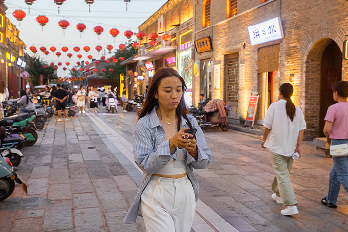 豫北老街体验市民夜生活，青年人摆地摊烟火气息浓，千年古城火了