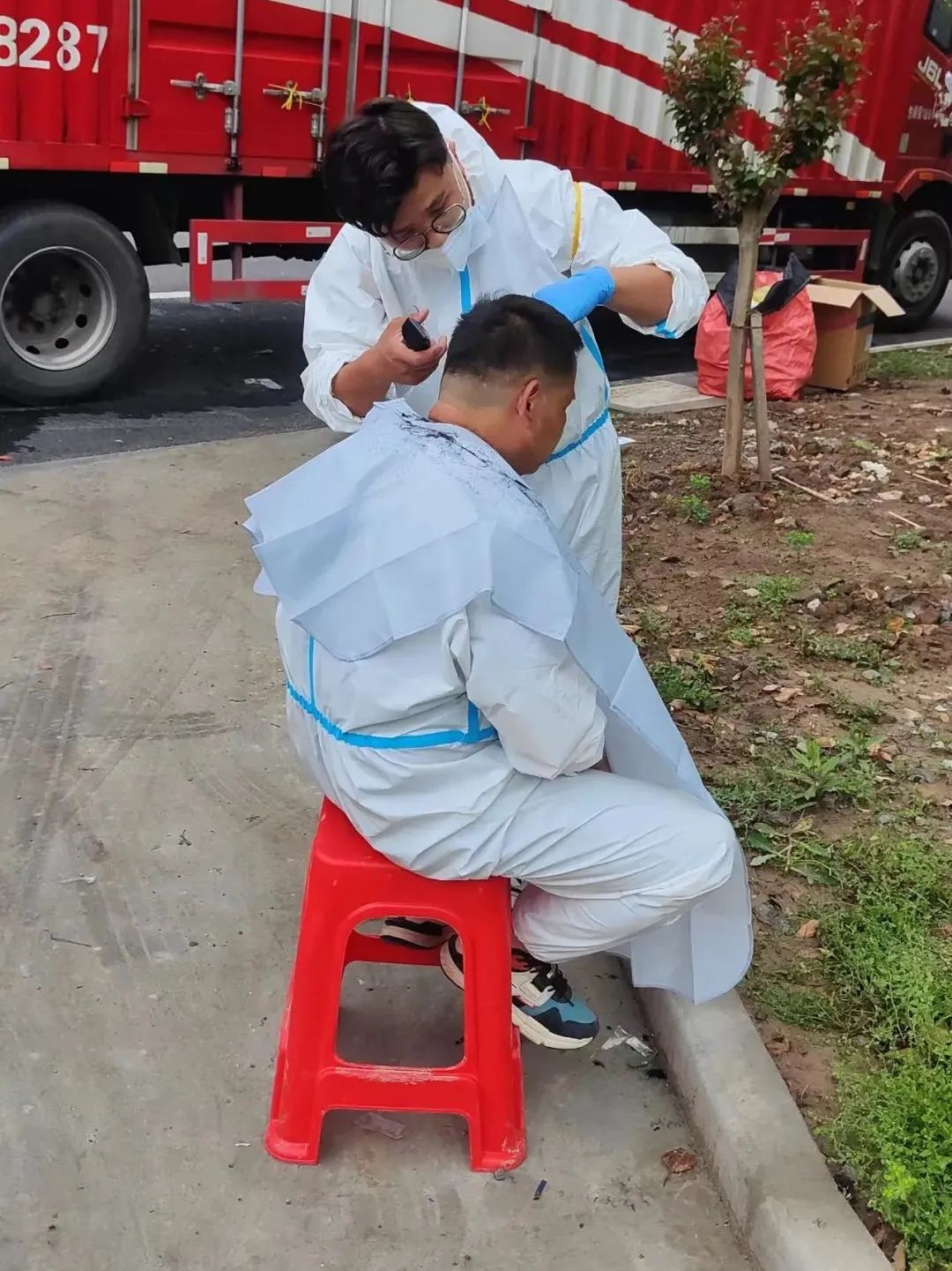 京东3246名快递小哥援沪,援沪快递小哥深夜拿着行李