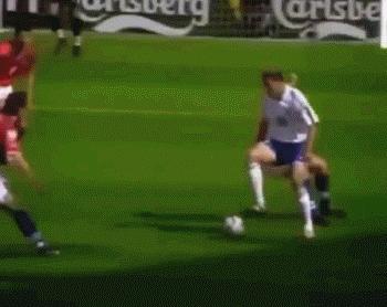 齐达内把足球艺术发挥得淋漓尽致,足球十大中场大师齐达内