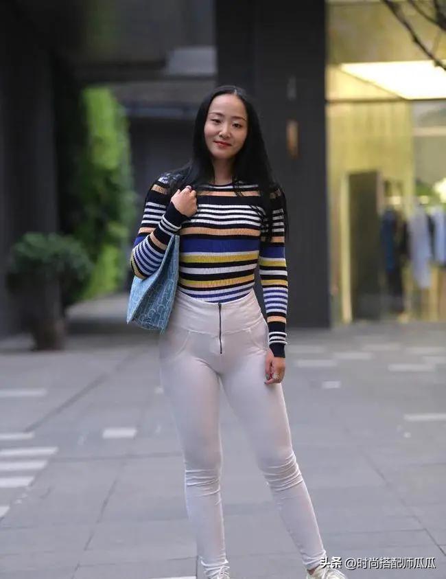 穿搭高级对白,三木妈妈白裤子最新穿搭