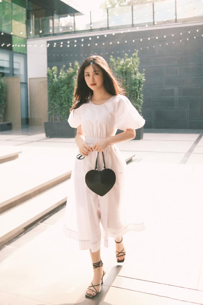 朱珠衣服大方秀出天鹅美成焦点,朱珠着装尽显妩媚