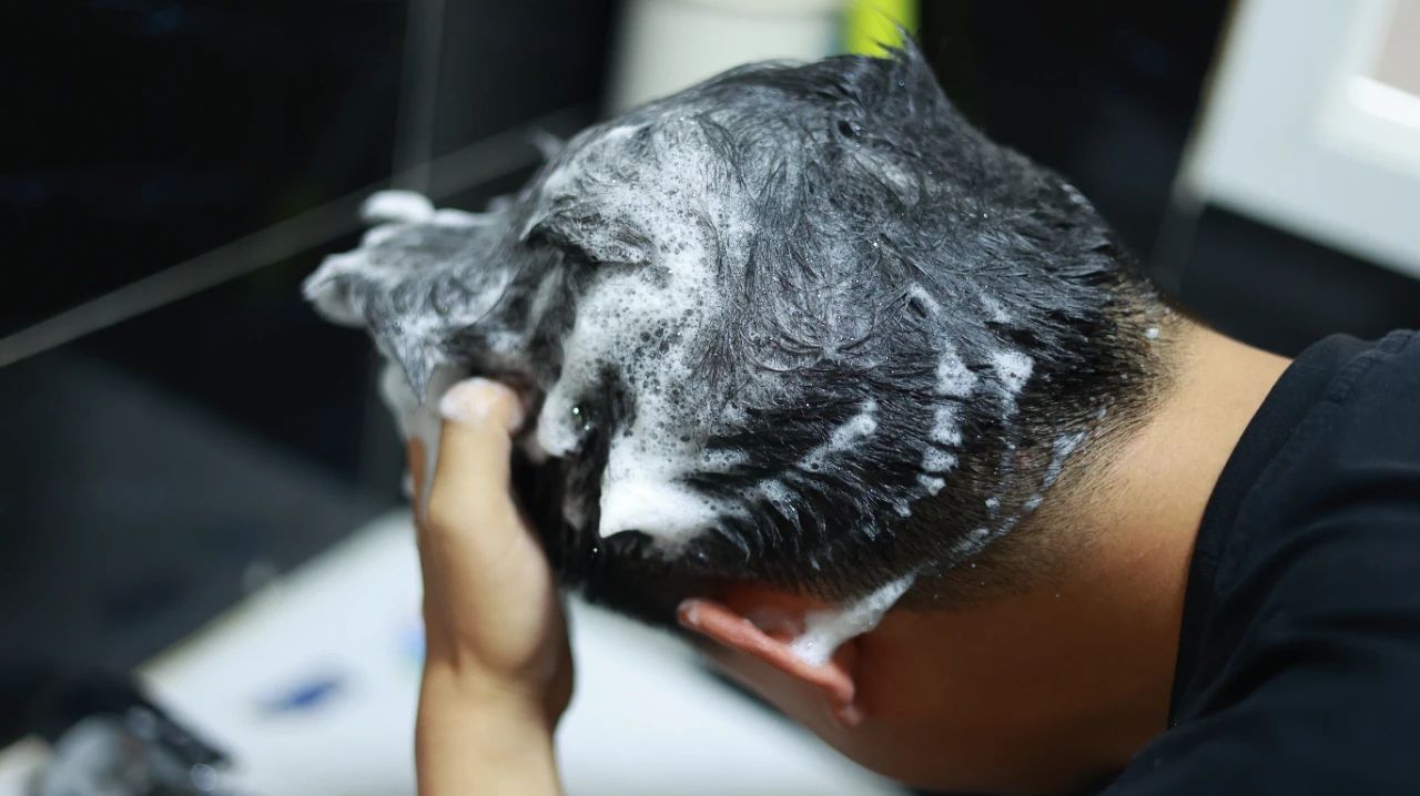 什么办法才能让头发油的慢,怎么缓解头发又油又没光泽