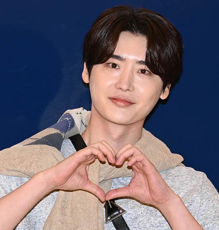 李钟硕的双眼皮长大变单眼皮,韩星李钟硕近照曝光