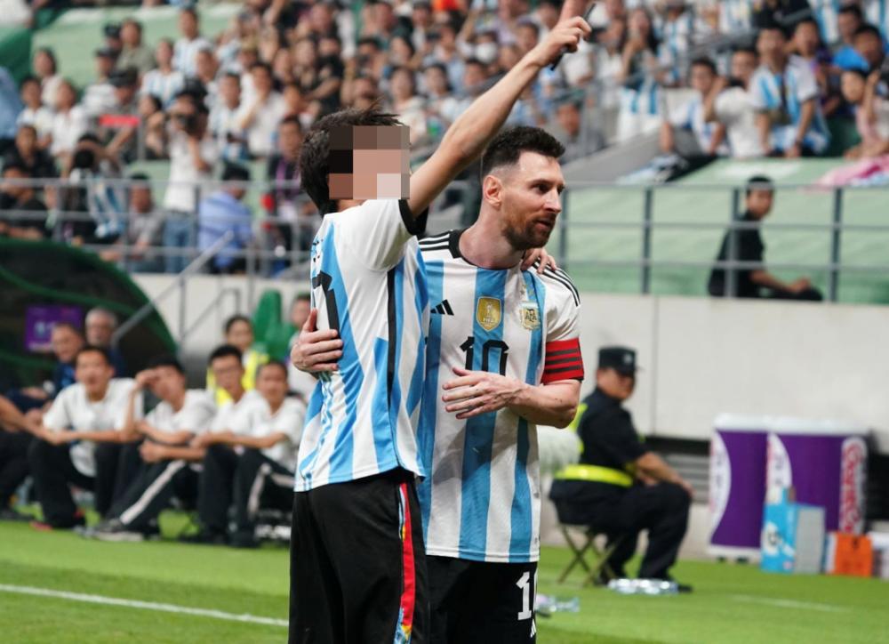 冲进球场的球迷警方通报,球迷冲进球场拥抱梅西处理结果