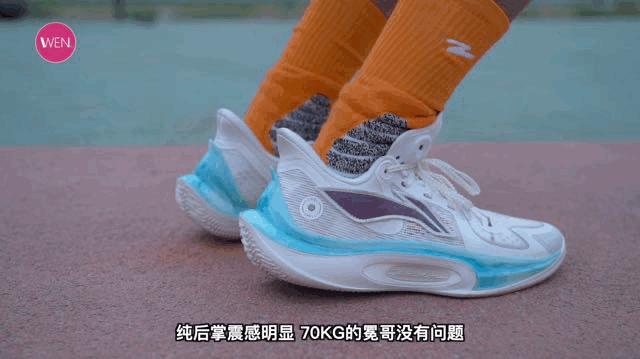 安踏轻狂4对比李宁闪击10哪个好,李宁音速10和安踏水花4哪个好