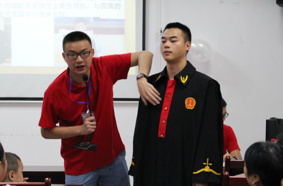 公务员制服搭配什么鞋子最好看,最好看的公务员制服