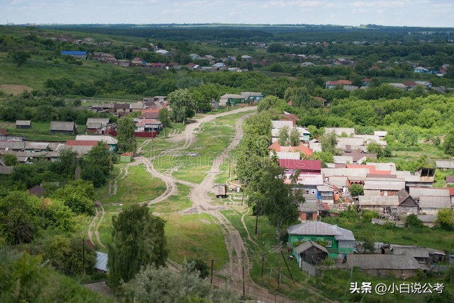 某小县城税务局工作，幸福感强，上升空间小，考上别后悔！