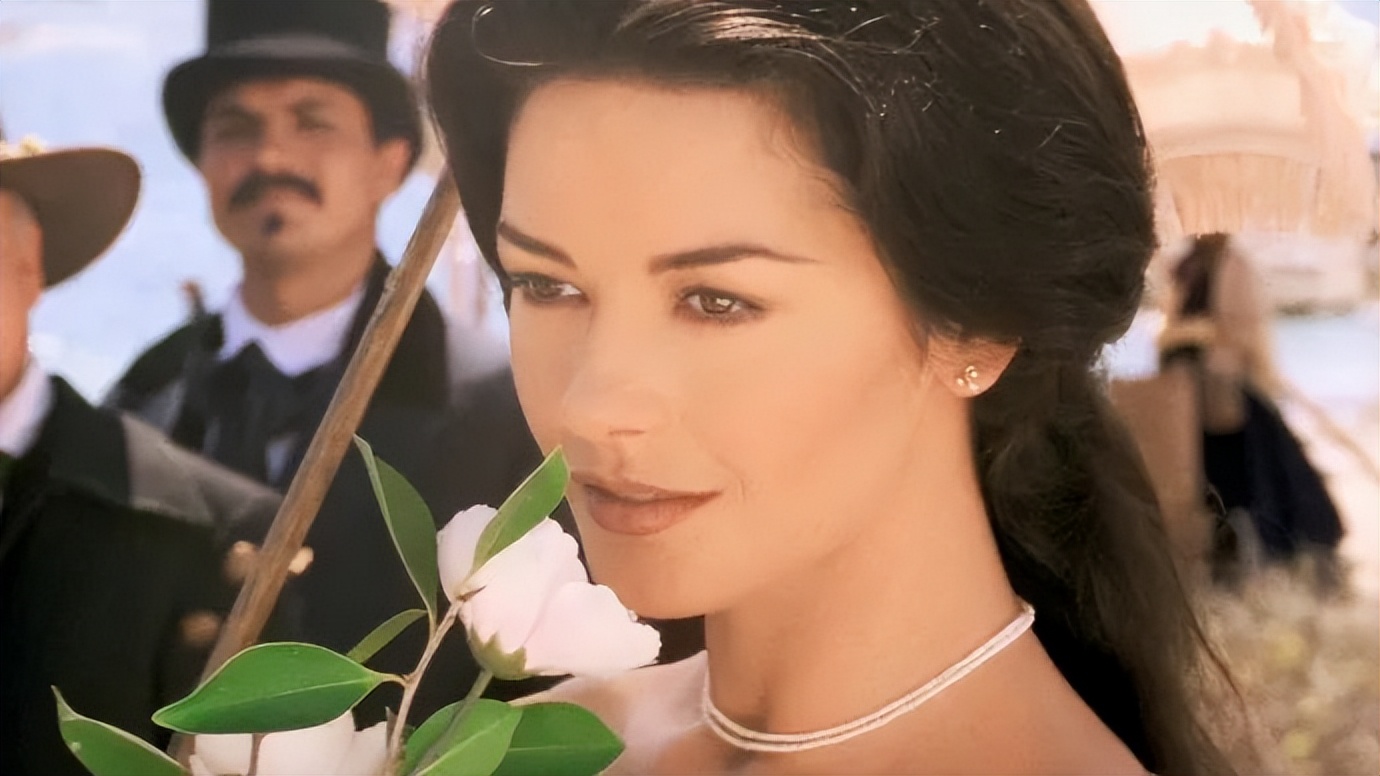 “英国关之琳”闪婚大25岁白头大叔