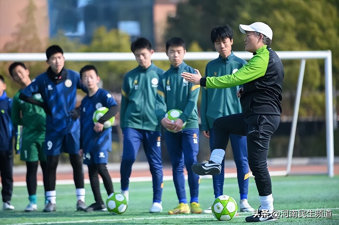 足球进校园完整版,足球入场校园