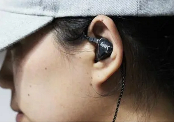 头戴式耳机和入耳式耳机声音差别,入耳式降噪和头戴式降噪的舒适度