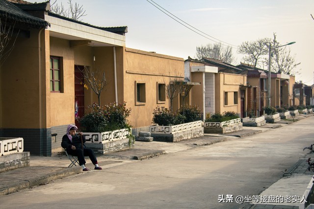 村里引进了一个小工厂，60多岁的大爷大妈笑开了花，月薪达3000元