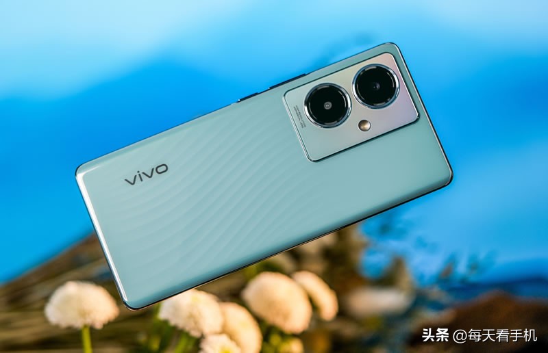 vivo全面屏手机3999,千元屏下指纹三摄手机vivo