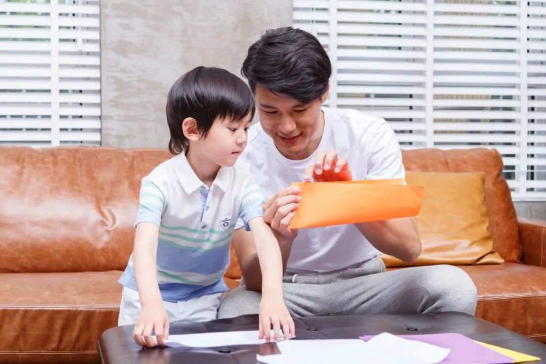 养育男孩父母坚持4个原则,养育男孩给男孩父母的养育指南