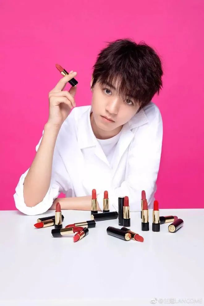 胡茬红唇，救命，代言化妆品的男明星太吓人了