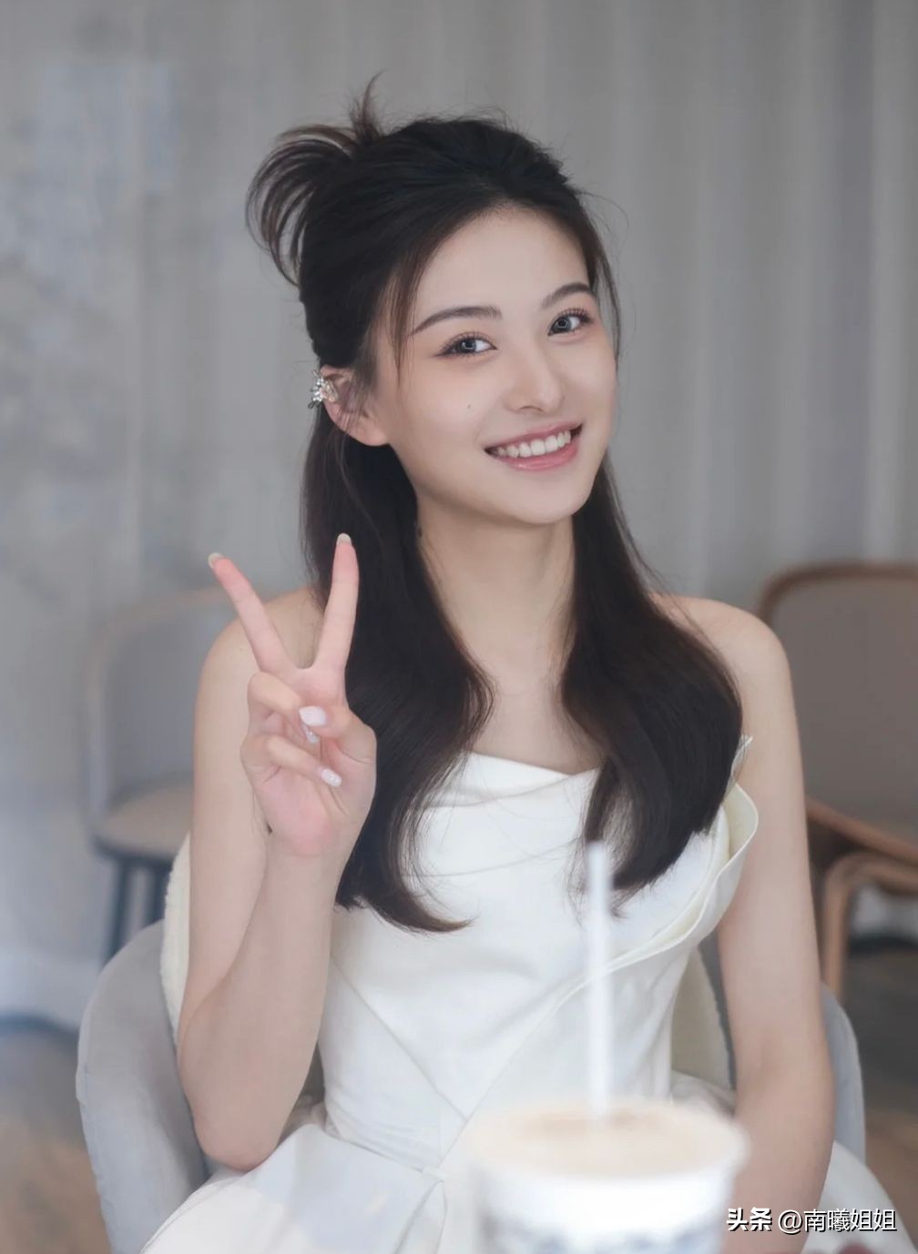 矮脸圆脸颧骨高适合扎发还是披发,如何判断扎发好看还是披发好看