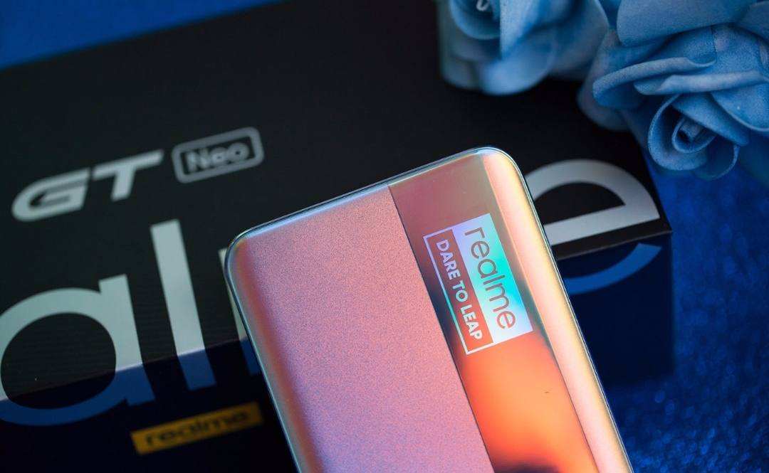 realmegtneo跟闪速版对比,realmegtneo闪速版和标配版区别