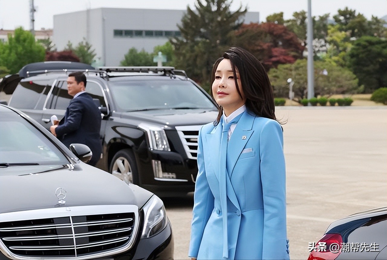韩国夫人穿黑色风衣出访,韩国夫人穿着打扮