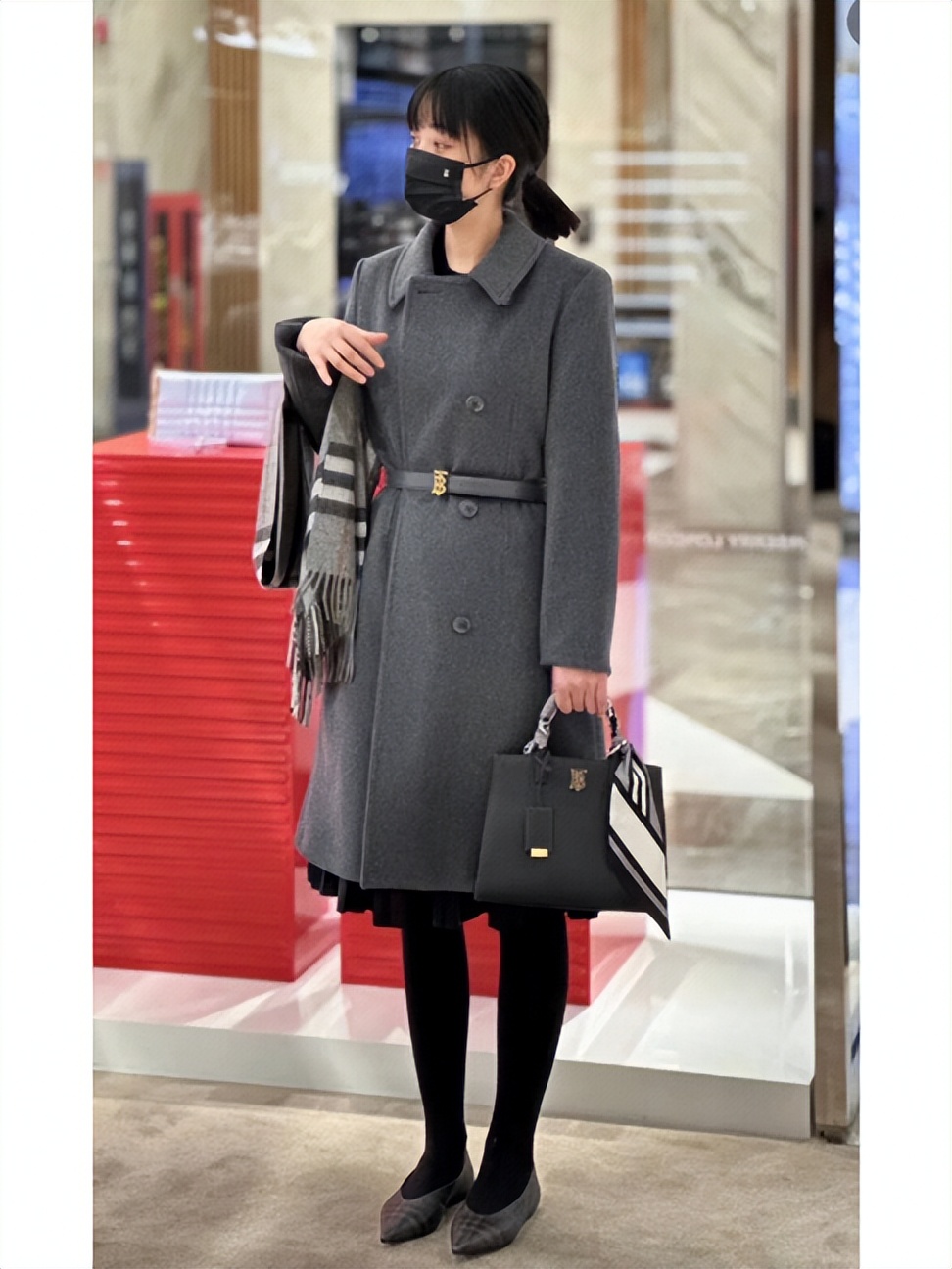 适合冬天穿羊毛混纺大衣,适合在冬季穿的浅色大衣