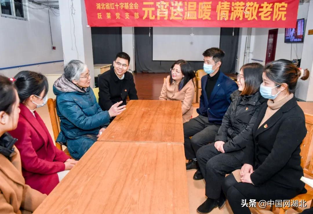 老年人摔到骨质疏松怎么治,老年人摔跤股骨颈骨折怎么办