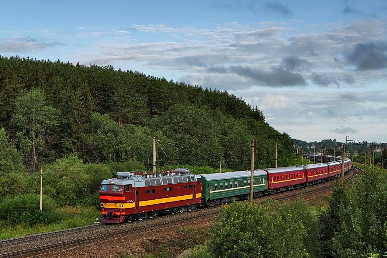 中国火车入境俄罗斯，为何必须更换车轮？不同国家铁轨有何不同？