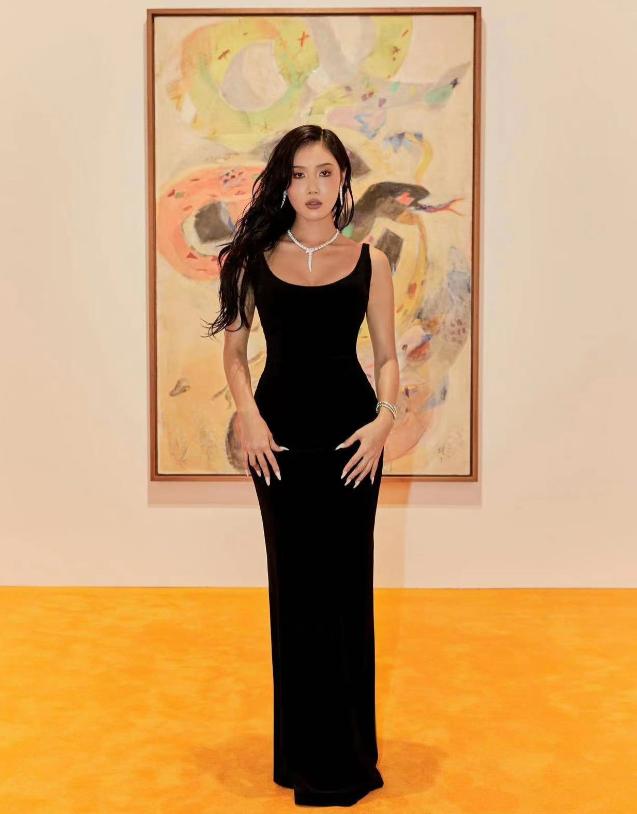 曝华莎学校演出涉嫌犯罪，舔手指摸下身动作不雅，学生家长已举报