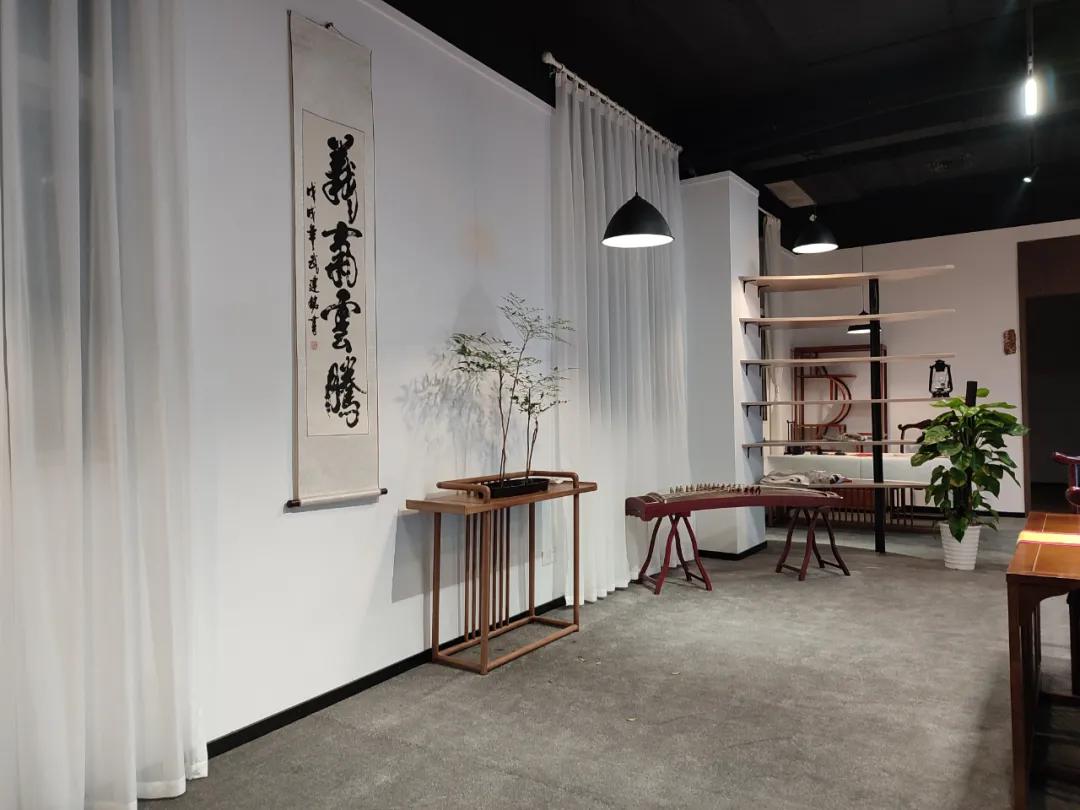 活跃在直播间里的老板们，他要连续直播1001夜