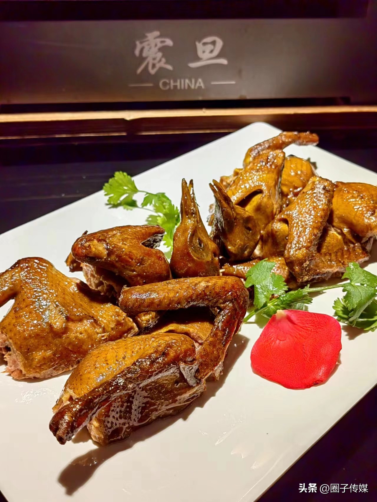 鲜香的舌尖诱惑,从经典延至创新,【震旦海鲜烧烤酒店】