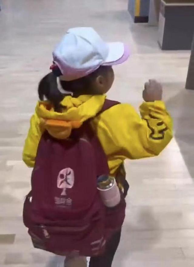 可爱，王楠6岁女儿练完球保养球拍，穿鞋袜被父亲调侃自称讲究人