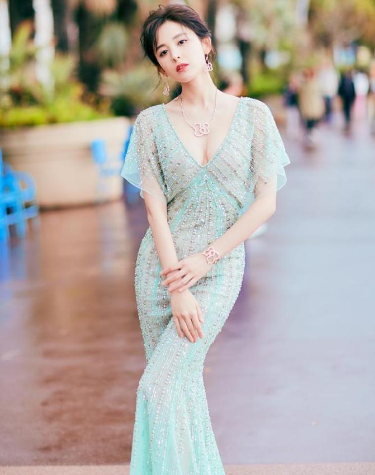 娜扎款紧身牛仔裤穿搭,娜扎喇叭裤搭配