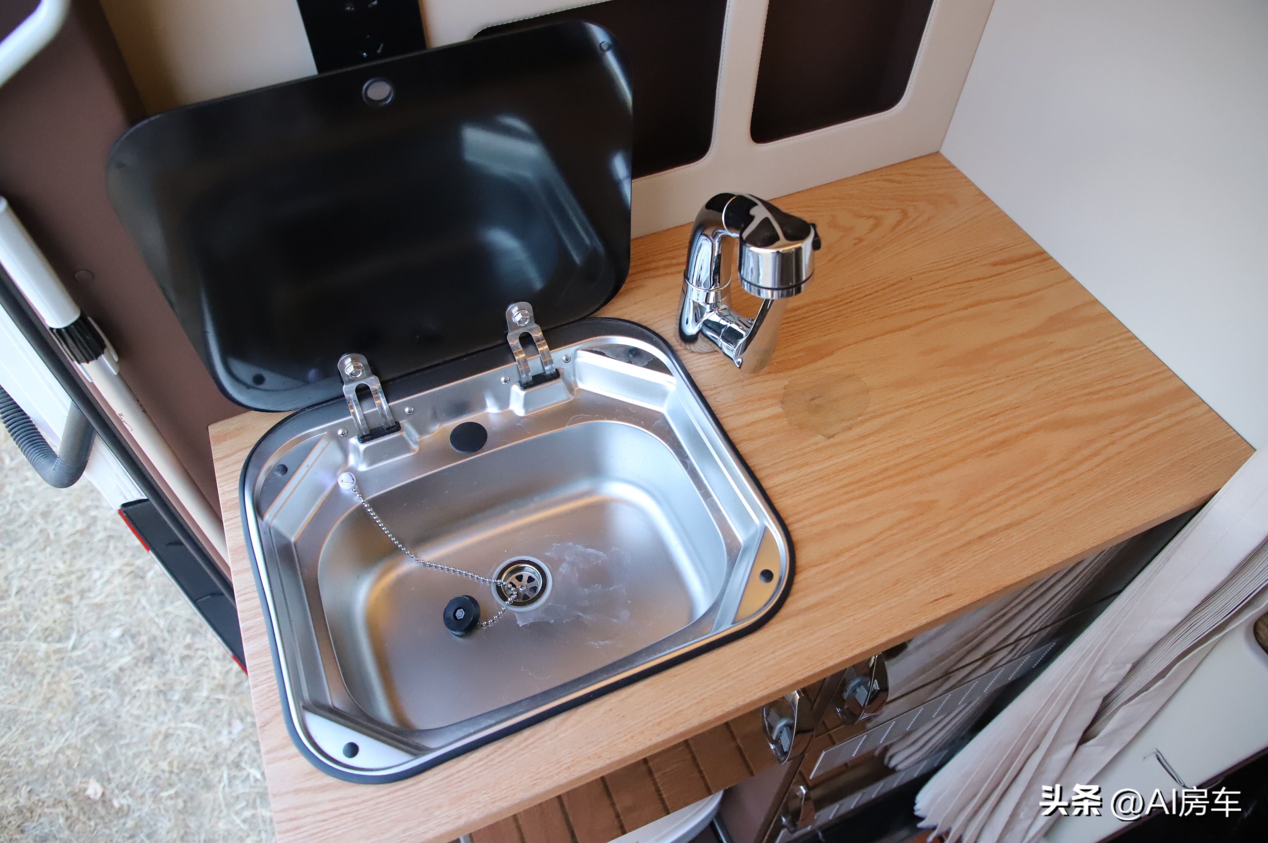 开它去看“村超”太爽了！赛后能车内做饭睡觉！详解奔驰商旅房车