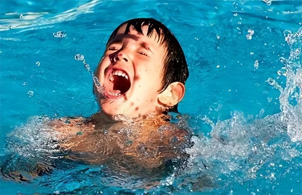 泳池的水有多脏,游泳怎么样可以防止下体进水感染