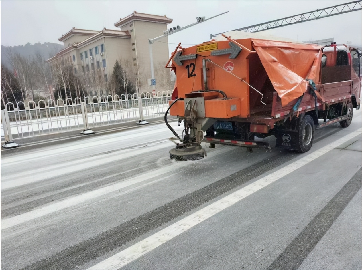 雪天保路通畅，他们积极“应战”！