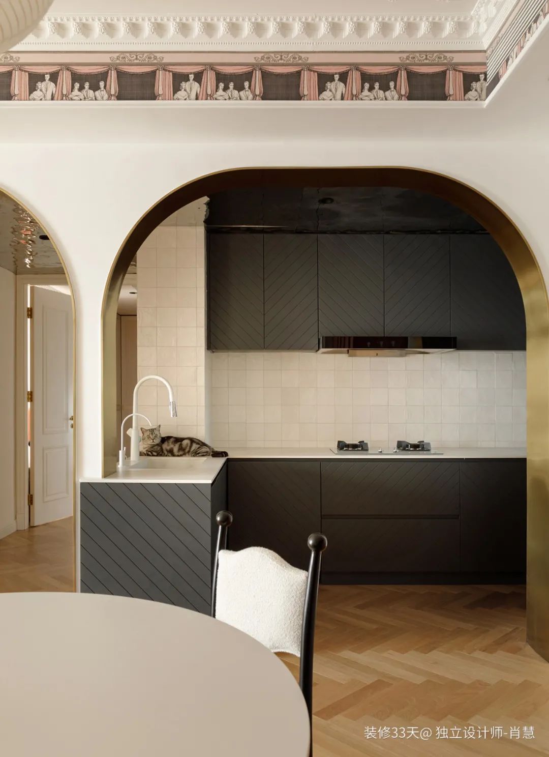 我盯着几个门洞看了好久