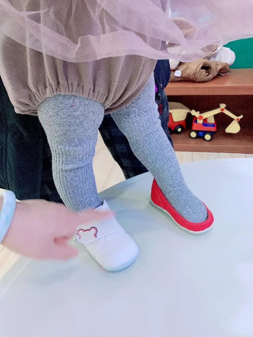 如何给宝宝选学步鞋,宝宝的第一双学步鞋