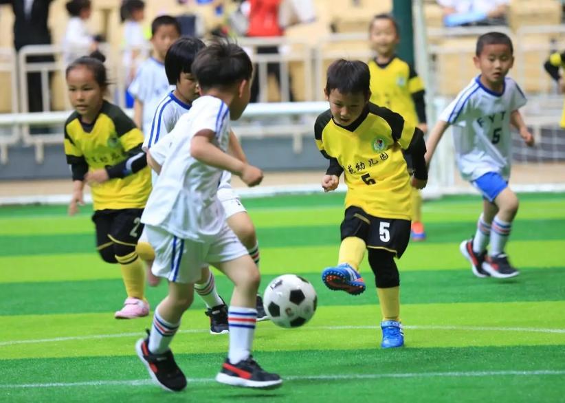 孩子比赛输了父母接受不了,孩子靠实力赢得足球冠军