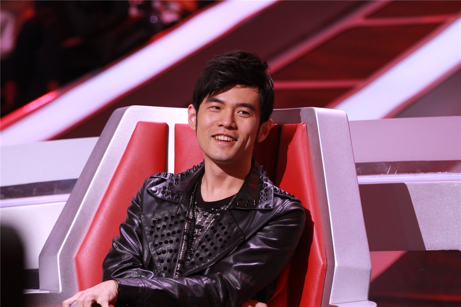 “明星针锋相对”：杨丽萍对金星当众拍桌，冯小刚让成龙下不来台