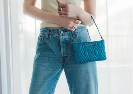 一条牛仔裤解决今夏所有搭配,这才是冬季牛仔裤的穿搭技巧