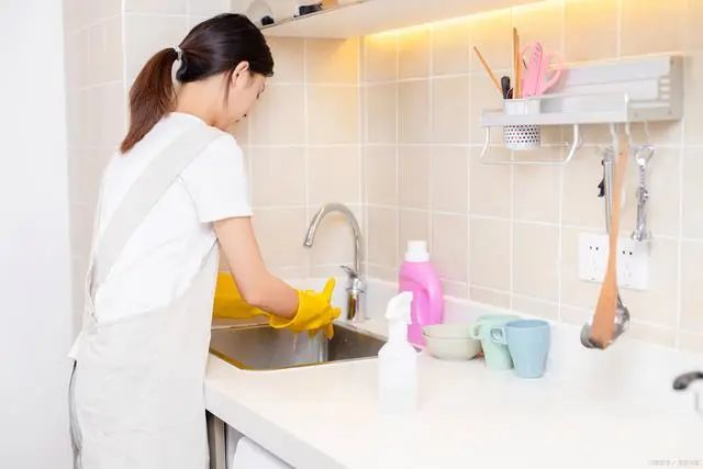 厨房很多蟑螂怎么根除,厨房蟑螂太多怎么驱除蟑螂