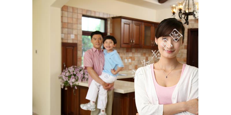 我坐月子,母亲说摔伤腿不能来,出月子后去娘家,见到母亲我愣住