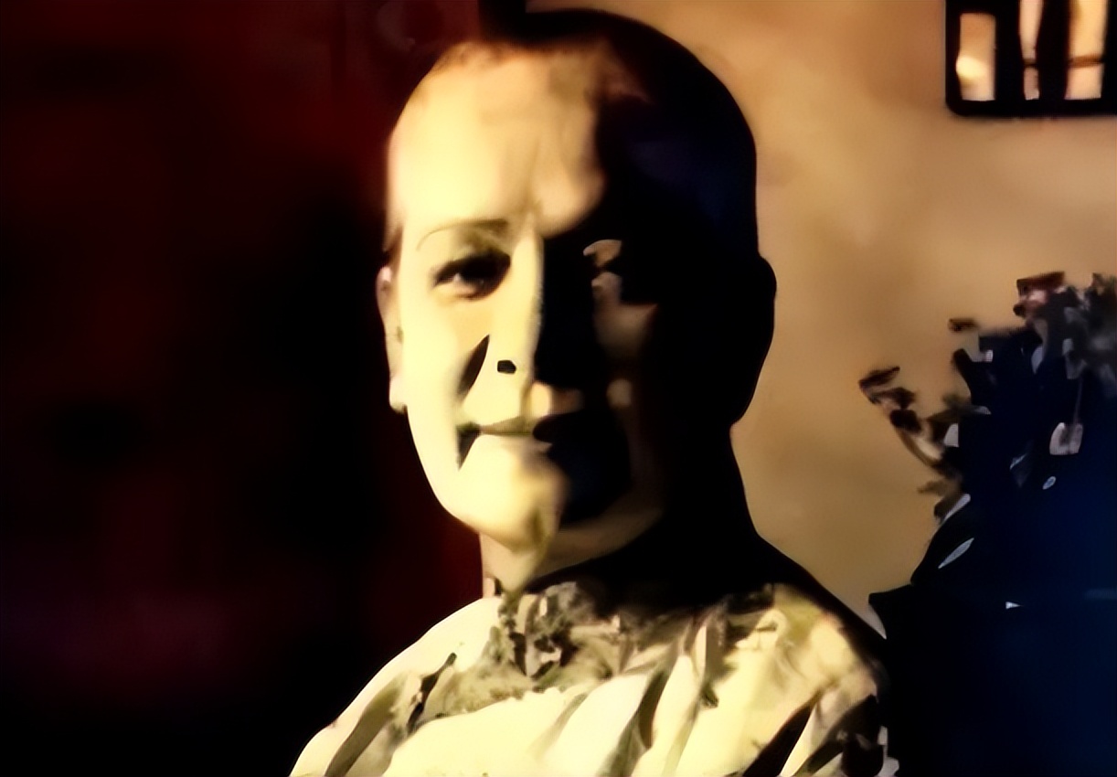 她嫁香港首富十年无子，后主动帮丈夫求娶表妹，丈夫遗言令人落泪