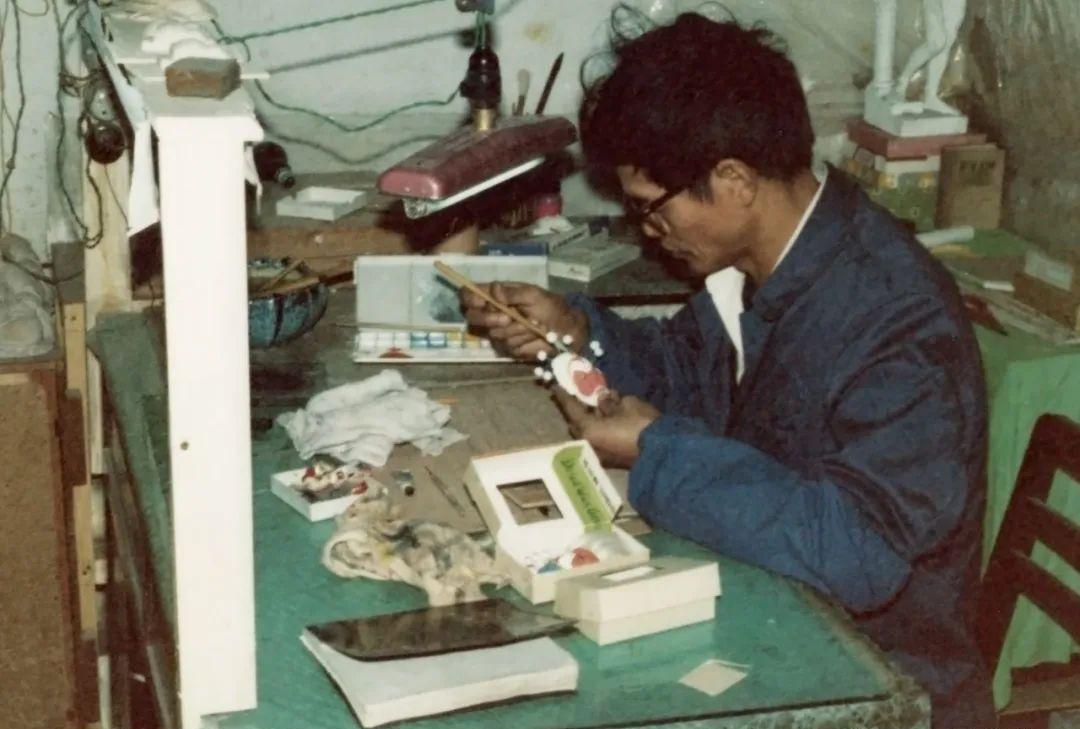 女子穿日军军服拍照被抓,女子身着日本侵华军装露脸