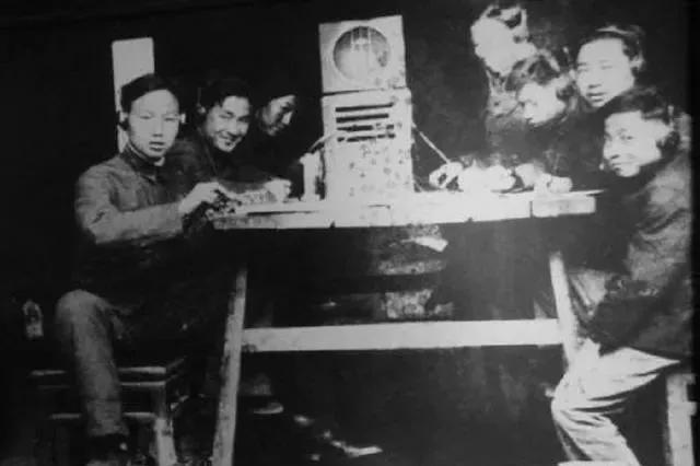 特务上船挨个搜身，23岁女特工为保护密码本，与丈夫相拥，携两岁儿子跳入大海