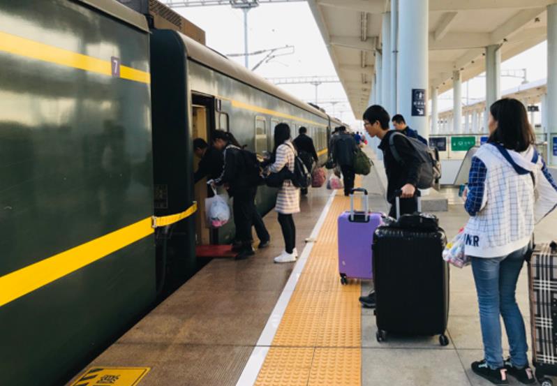 海南直达东北三省的一趟列车,全程需要50个小时,经过30多个城市