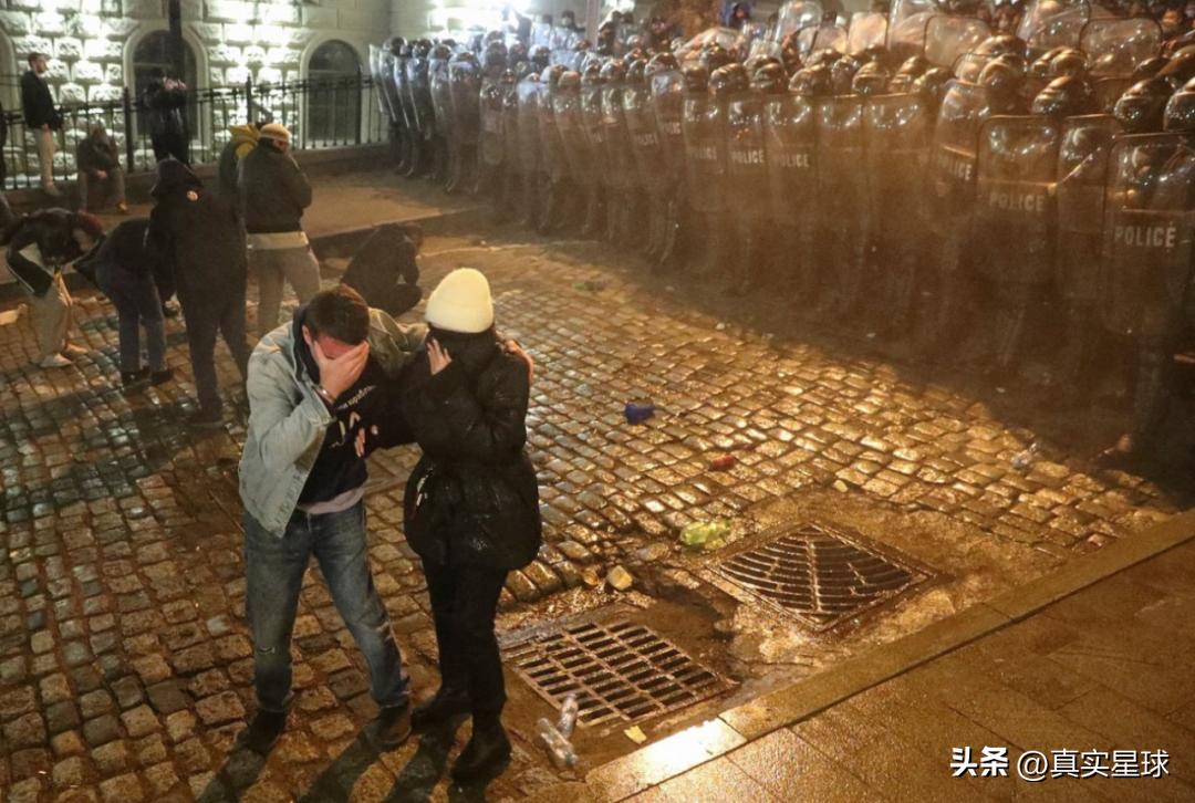 俄国后院小国大乱！格鲁吉亚国会惨遭暴民*攻围**，网民：美国又颠覆
