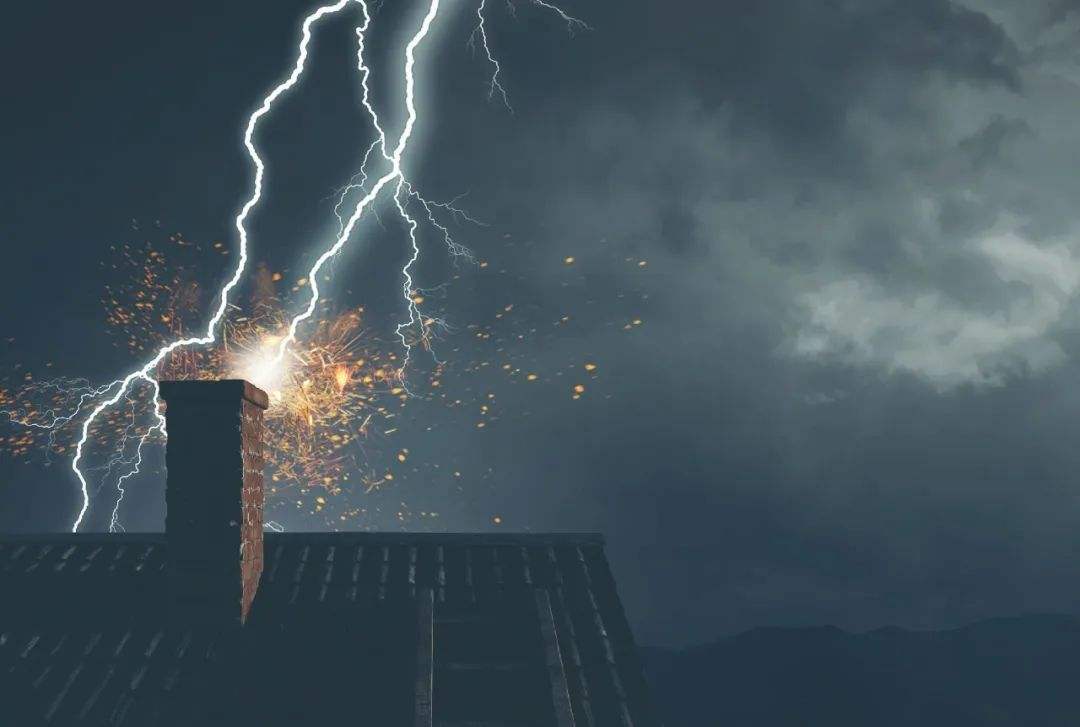 印尼男子撑伞遭雷击,男子撑伞被击中