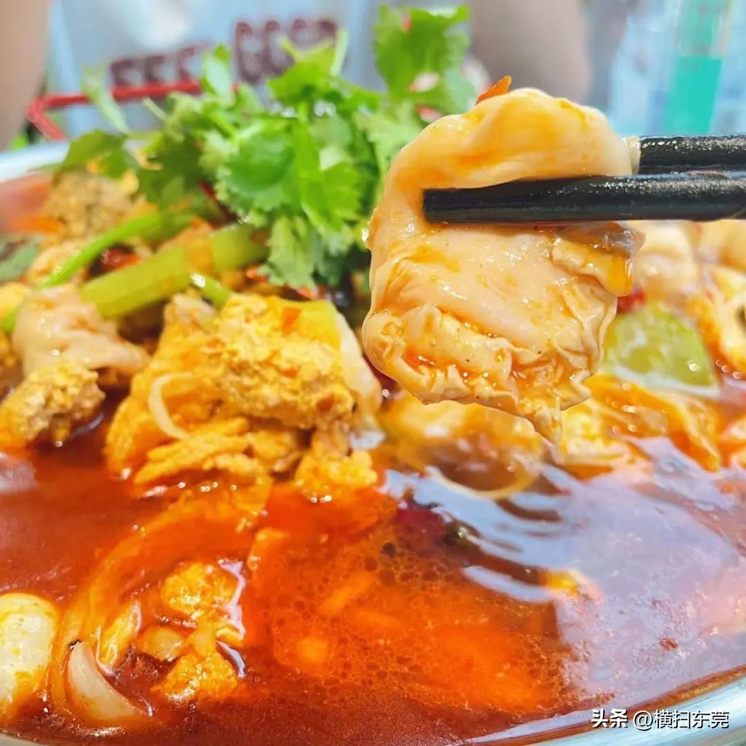 南城县夜宵排档一条街,附近大排档生蚝99元100只