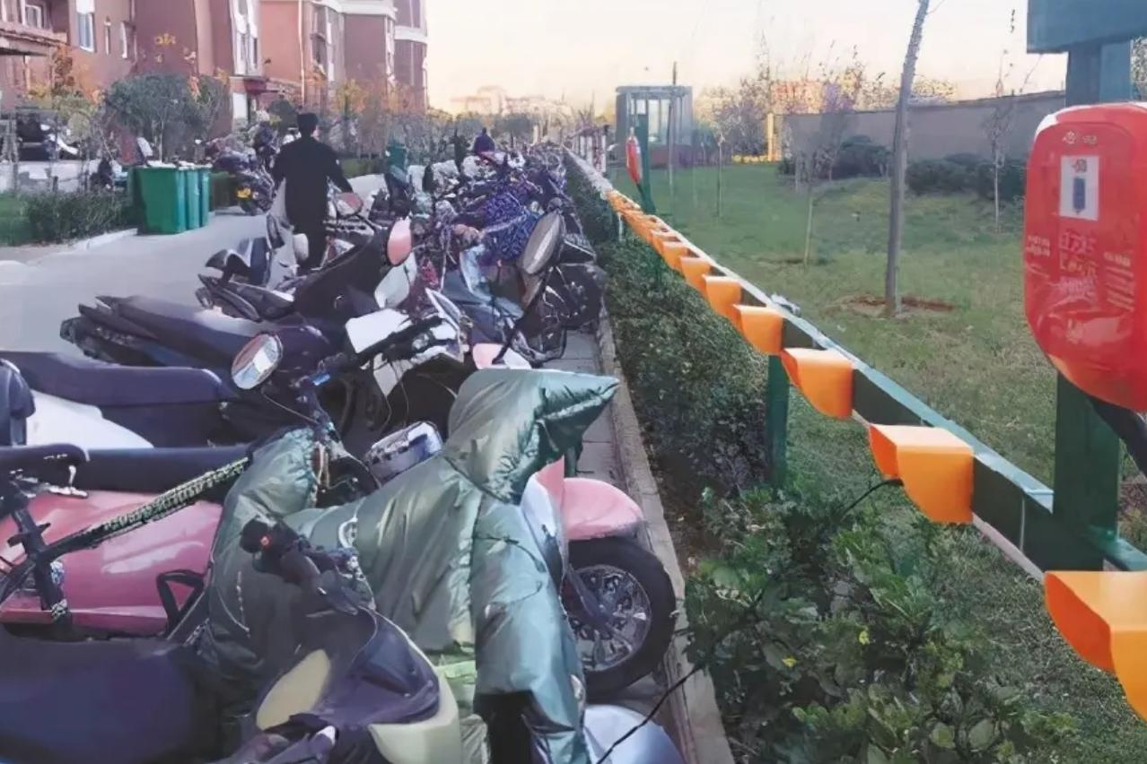 电动车可以一边充电一边开电源吗,电动车充电为什么要先接电池