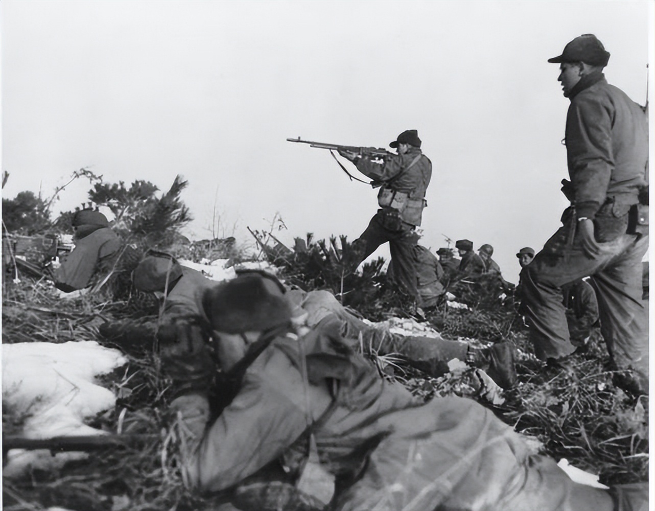 朝鲜军惨败后，后方只剩女人，志愿军高层严令：犯作风错误者枪毙